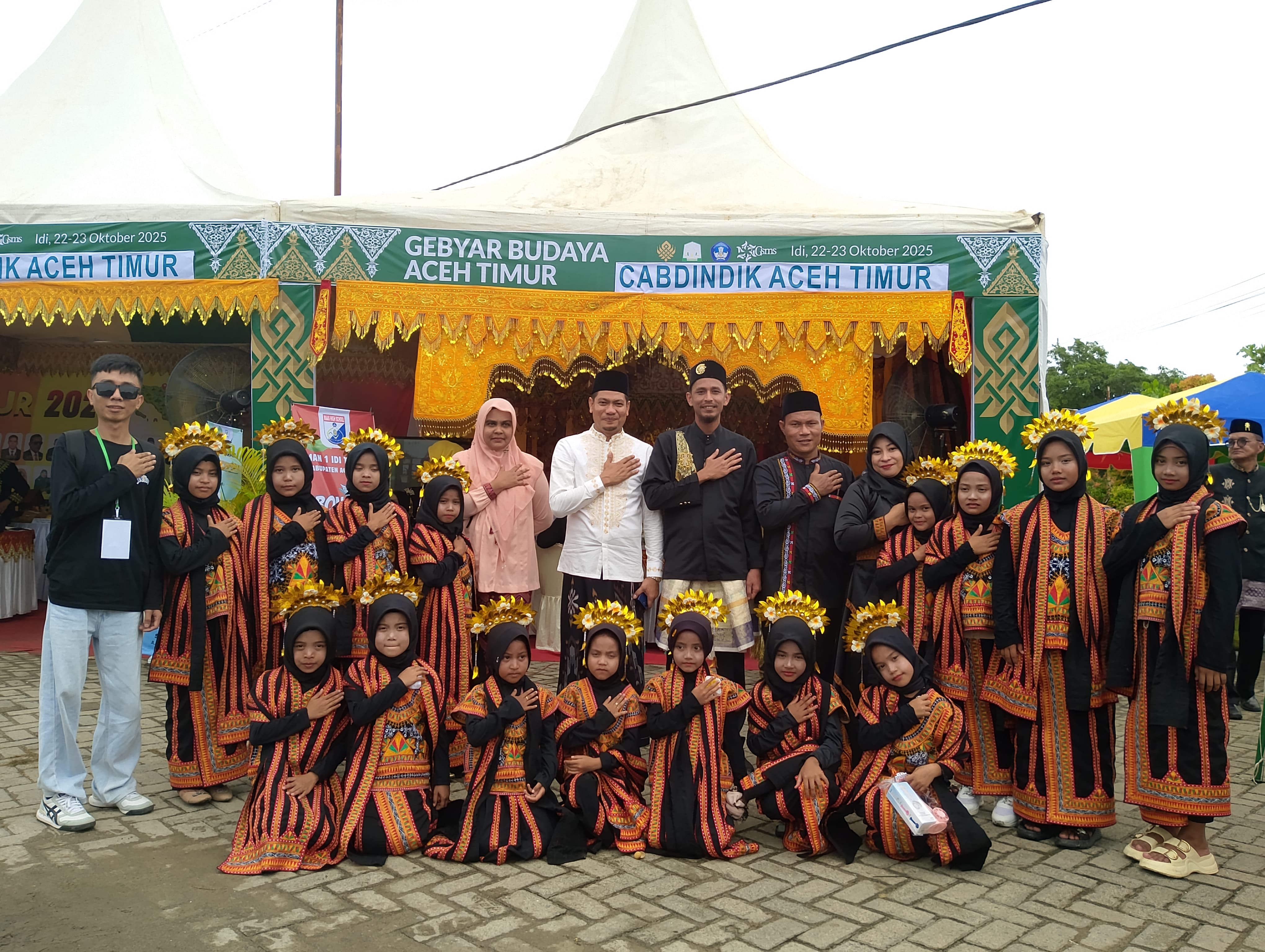 siswa mampu menggunakan alat musik 	