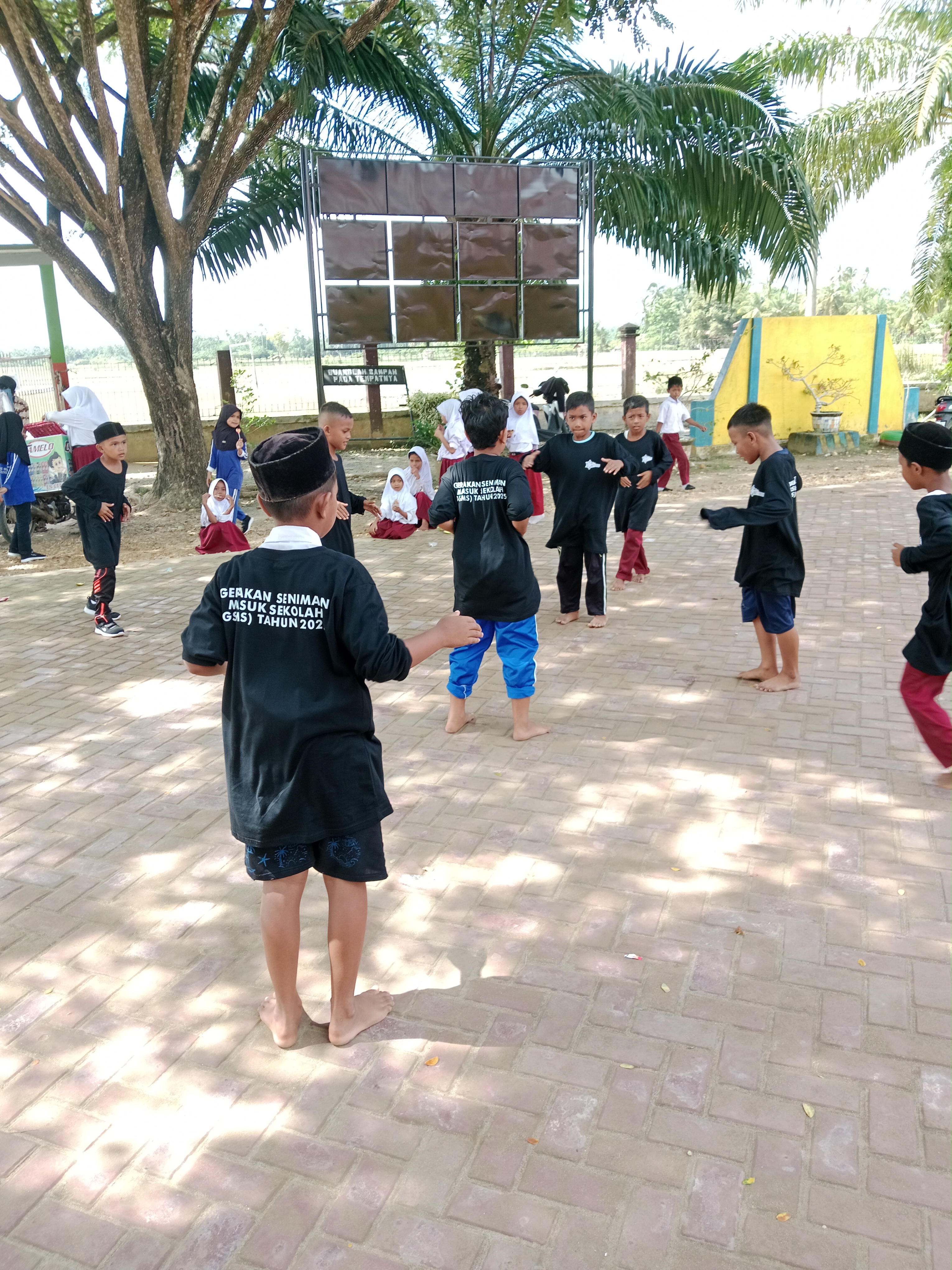 siswa mampu menggunakan alat musik 	