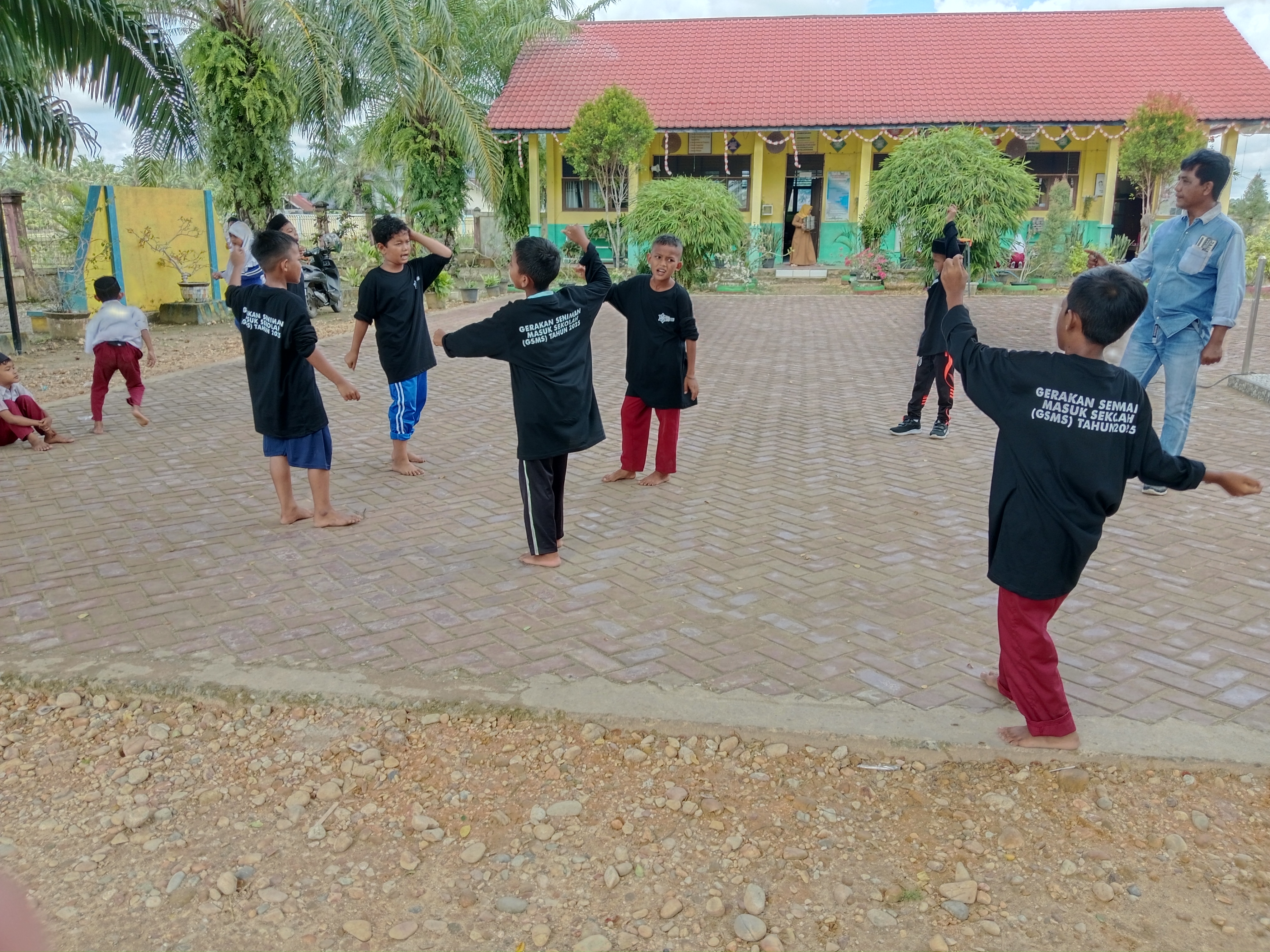 siswa mampu menggunakan alat musik 	